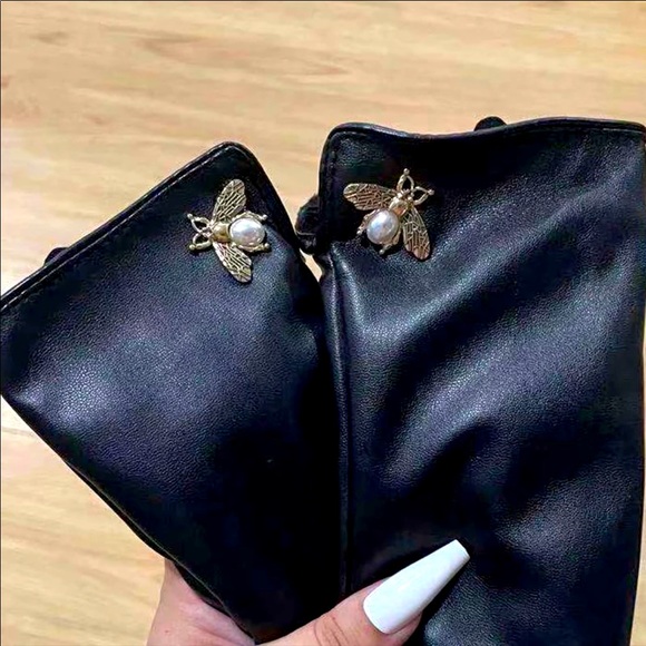 Accessories - Gorgeous gloves…. beautiful bee with pearl